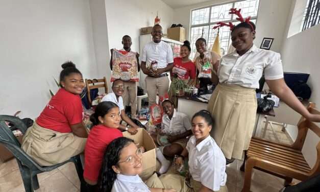 El Espíritu de la Navidad: Estudiantes Llevan Alegría a Niños Vulnerables