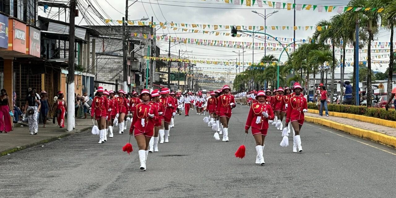 Desfile cívico 10 de agosto.