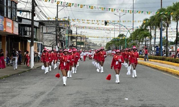 Desfile cívico 10 de agosto.